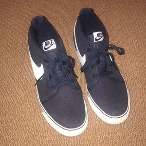 Men’s/Junior Nike Swoosh Sneaker